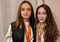Mara Jurado y Daniela Ojeda posan con sus medallas