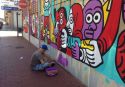 Usuarios de AVOCAM están ayudando a finalizar el mural del Mercado de Sagunto