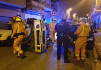 Vuelca un vehículo en la calle Alfambra de Puerto Sagunto y sus ocupantes se dan a la fuga