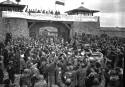 Fotografía tomada el 6 de mayo de 1945 en la que se ve a prisioneros del campo de concentración de Mauthausen saludar la entrada de la 11ª División Acorazada de EE.UU., bajo una pancarta escrita en español, en la que se lee: «Los españoles antifascistas saludan a las fuerzas liberadoras».