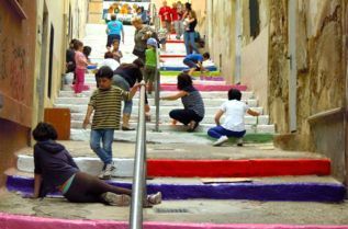 Los niños del Raval pintan de colores la escalera de la calle Ben Montel