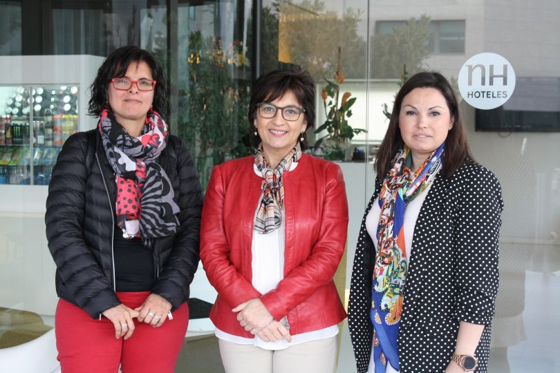 Blanca Marín (centro), junto a la presidenta de ASECAM, Cristina Plumed, y la edila Teresa García