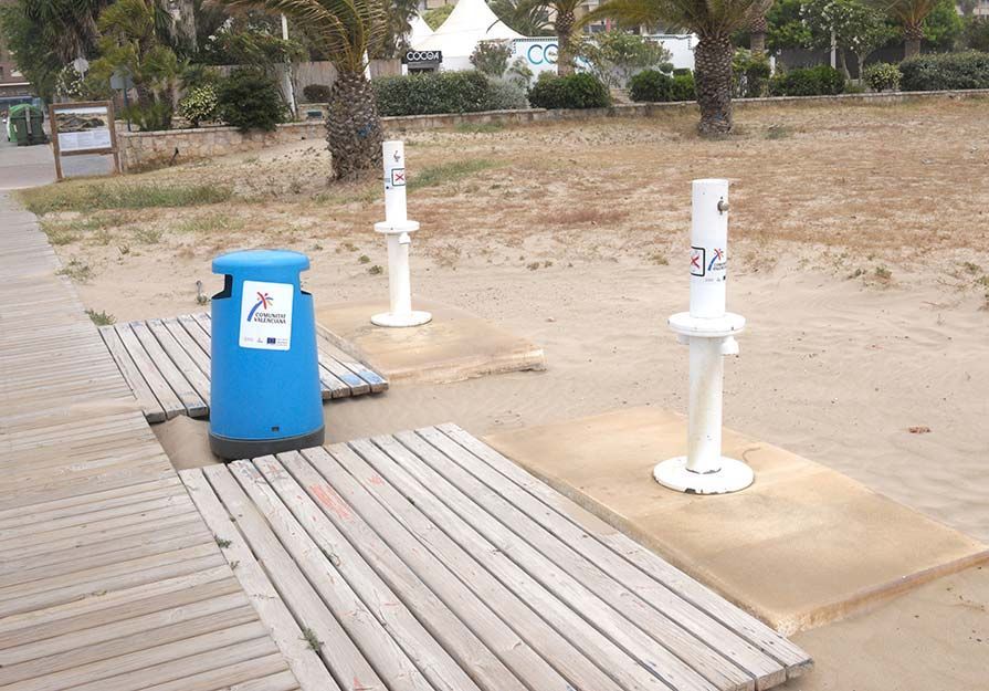 Una de las zonas de lavapiés de la playa de Puerto de Sagunto que no funciona