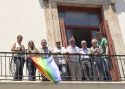 La bandera LGTB+ vuelve a ondear en el balcón del Ayuntamiento de Sagunto