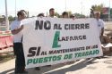 Trabajadores de Lafarge, exigiendo la continuidad de la empresa y del empleo