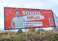 Una de las vallas que el PSOE tendrá que retirar, con la que Darío Moreno se apropiaba como logro la futura instalación de la gigafacrtoría