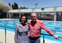 El concejal de Deportes, Miguel Chover, junto a la coordinadora del Campus Delfin, Elena Azpilucueta