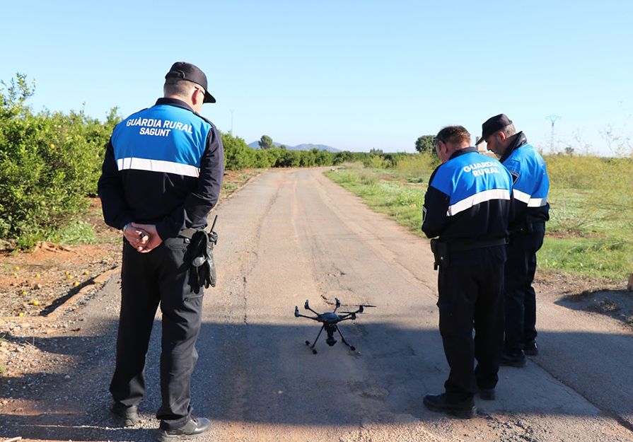 Integrantes de la Guardería Rural junto al dron de vigilancia