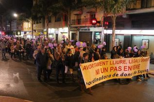 Cientos de personas se manifiestan en favor del derecho a abortar en Puerto de Sagunto