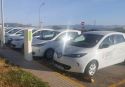 Los coches eléctricos están estacionados en uno de los laterales del Hospital de Sagunto