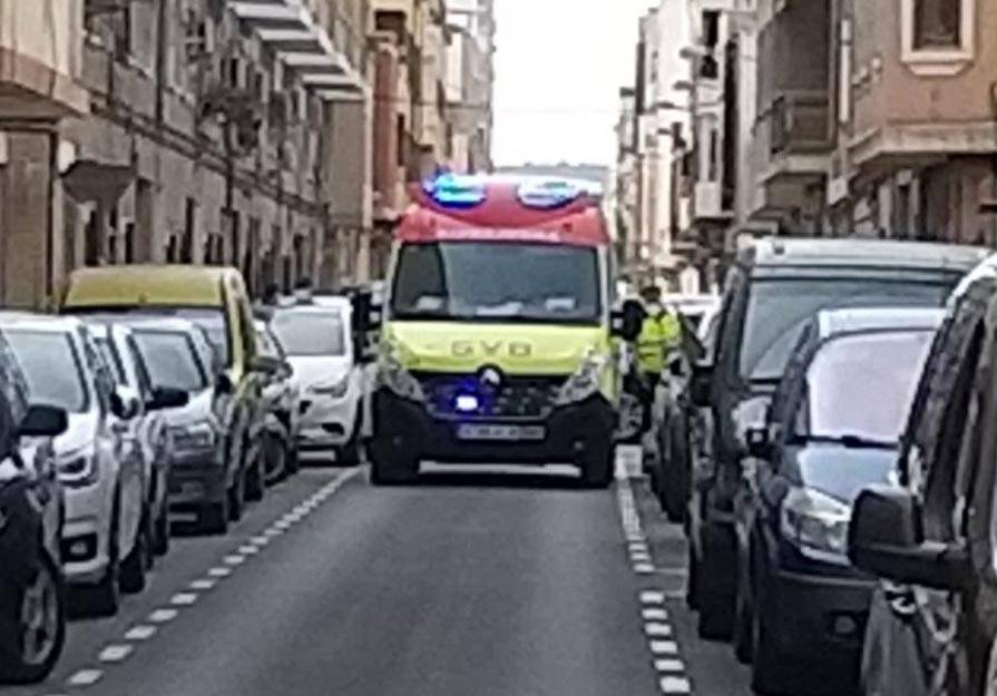 Ambulancia que acudió hasta el lugar para atender al herido y trasladarlo al Hospital de Sagunto