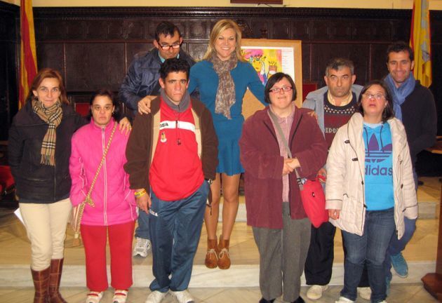 Davinia Bono junto a los usuarios del Centro Ocupacional Sant Cristòfol