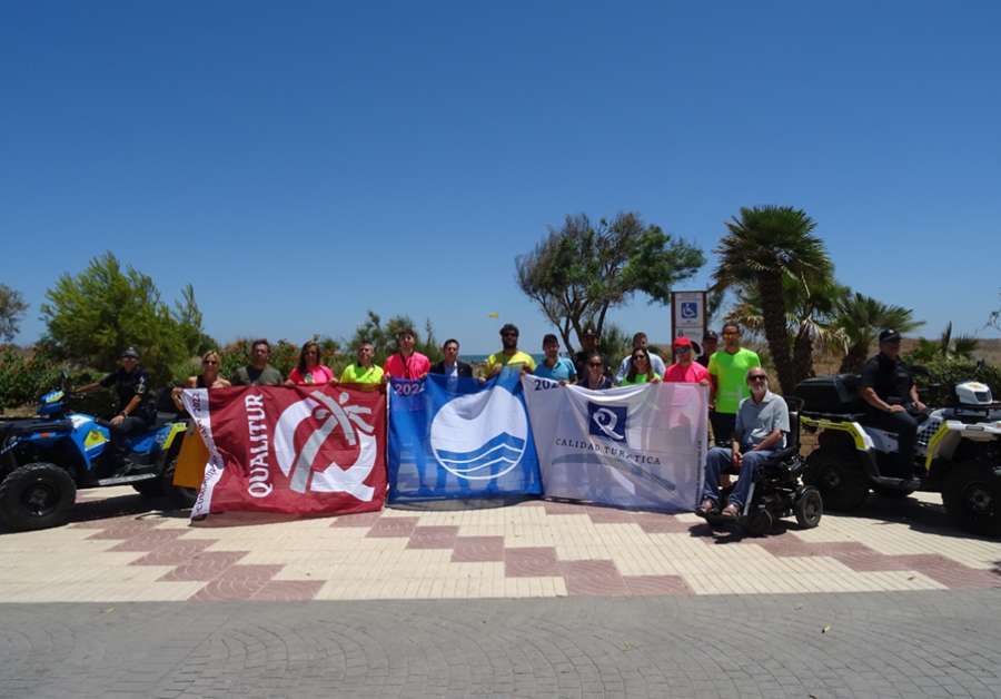 Este miércoles se ha llevado a cabo el izado de todas las banderas logradas por las playas de Canet