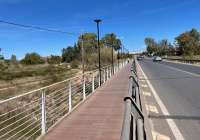 Las nuevas farolas se han colocado únicamente por el Ayuntamiento de Canet en la parte de la pasarela que comprende su término municipal