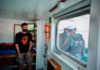 La Guardia Civil accede al barco de Greenpeace que está bloqueando el atraque del buque gasero