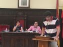El concejal de Juventud, Guillermo Sampedro, durante su intervención en el pleno de ayer