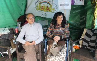 La dependiente acampada en Valencia denuncia que la Policía pretende obligarle a abandonar su protesta