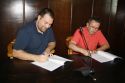 Pere Campos y Vicent Arlandis durante la firma del pacto de gobierno