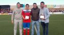 Homenaje que recibieron los jugadores locales Fran Gámez y Adrián Salinas por sus 100 partidos en el primer equipo. 