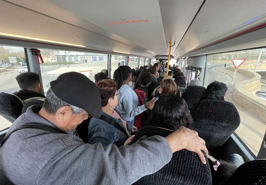 In incremento de viajeros ha saturado los autobuses durante las fallas, sobre todo en horas punta