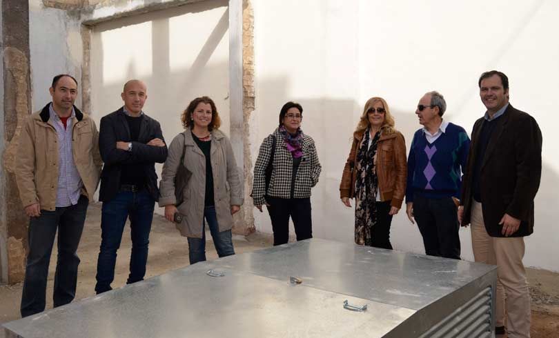 Las concejalas del PP y del PSOE, el edil  de IP y los técnicos acompañan al alcalde en esta visita a la obrad
