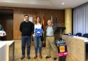 El concejal de Comercio, Sergio Moreno, entregando un premio de los sorteos realizados entre las personas que acudieron al Centro Cívico