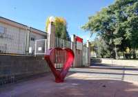 Este corazón solidario está ubicado en el Parque Botànic Cavanilles junto a la puerta del CEIP Palancia