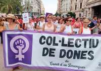 Mujeres de Canet participan en la manifestación de València en contra de los recortes de derechos