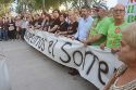 Unas 300 personas se concentran en la Alameda para protestar contra la llegada del Sorrento