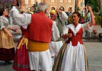 El Grup de Rondalla i Danses Els Fallers ofrece una actuación al aire libre este jueves