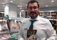 El escritor saguntino, Gregorio Muelas, posa junto a su primer libro