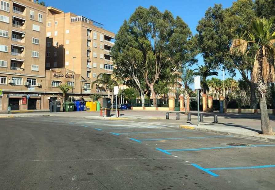 Nuevas plazas de zona azul que se han pintado en la plaza Ramón de la Sota de Puerto de Sagunto