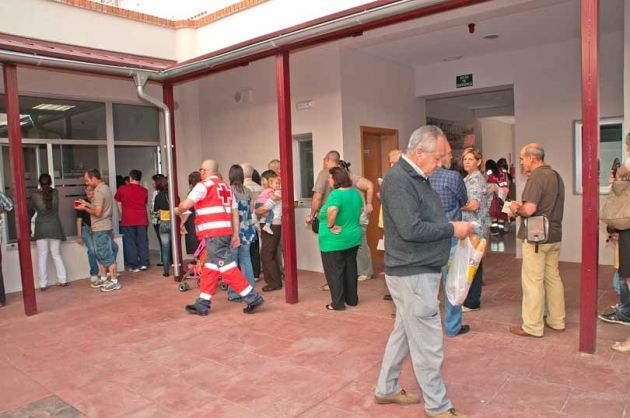 22.05.2011.- Ciudadanos de Sagunto aguardan en la cola su turno para poder acceder al colegio electoral a depositar su voto