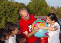 Avelino Vicente e Isabel Cordero explican a niños saharauis cómo medir el tamaño de la Tierra, durante las actividades realizadas por Sapiencia en 2022