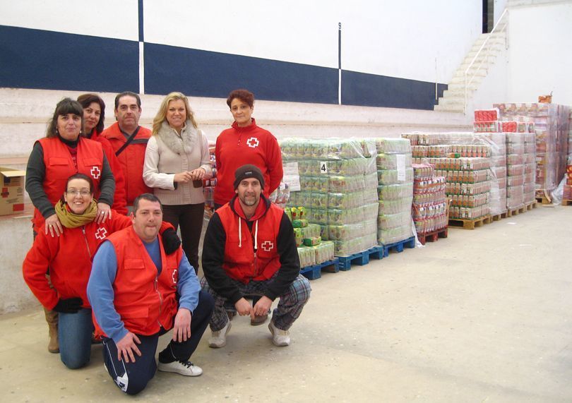 Davinia Bono visitó a los voluntarios que participan en este reparto de alimentos