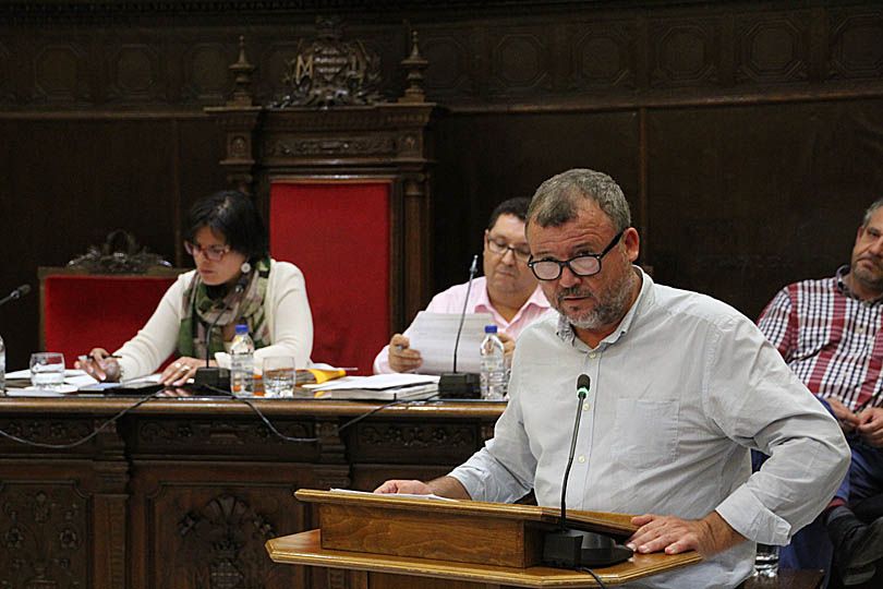 El alcalde de Sagunto, Francesc Fernàndez, durante su primera intervención en el plenario