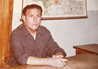 1966: Manuel Vega Riset en su mesa de profesor en el colegio de Canet