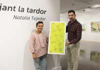 La artista ha entregado el cuadro al concejal de Archivos y Bibliotecas, Roberto Rovira