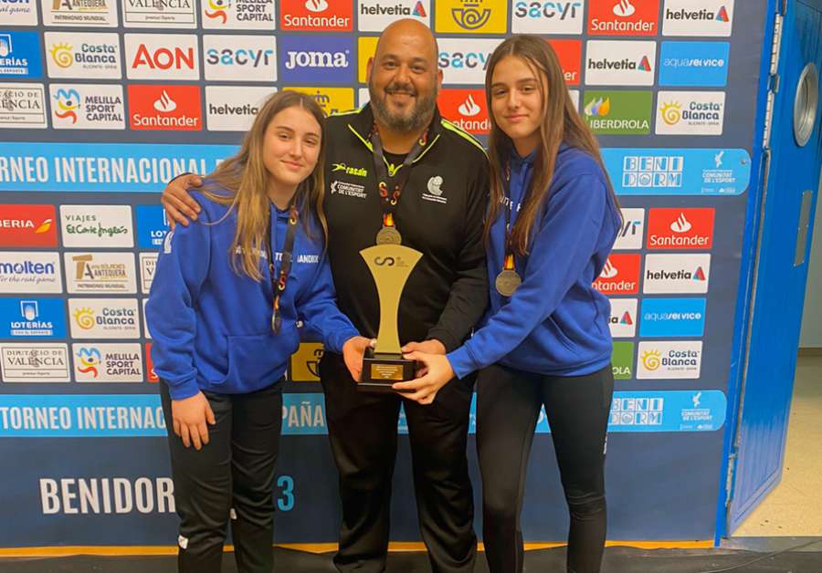 Ángela Alpuente y Andrea Pérez junto al entrenador Miguel Ángel Alegría con la copa de vencedoras del campeonato