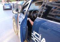 La Policía Nacional detiene a un hombre tras robar en el interior de cinco vehículos en el barrio de Baladre