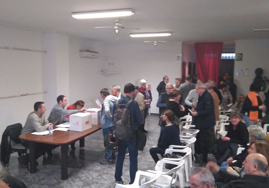 Un momento de la votación celebrada ayer en la sede del PSPV-PSOE