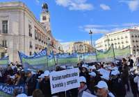 Más de un centenar de vecinos de Sagunto y Canet participa en la concentración de Madrid por la defensa de las playas