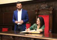 La consellera firmó en el libro de honor del Ayuntamiento junto al alcalde de Sagunto, Darío Moreno