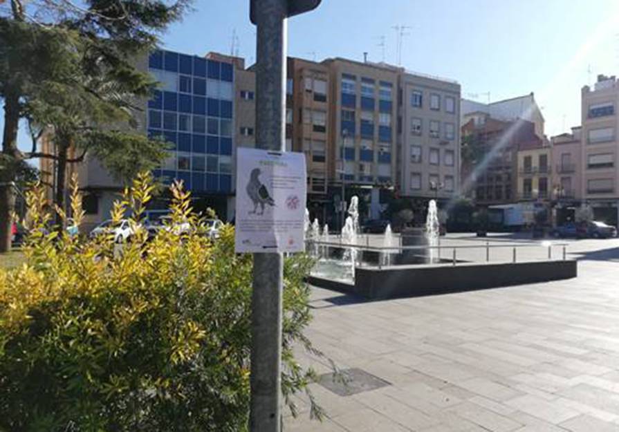 Uno de los carteles informativos que se han colocado en la plaza Cronista Chabret