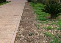 Vecinos de Almardà lamentan la eliminación de setos «en buen estado» de sus zonas verdes