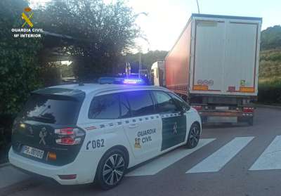 La Guardia Civil rescata a un chófer que había quedado atrapado en la cabina de su camión en Sagunto