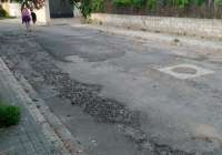Esta calle de Almardà presenta muchos baches y agujeros