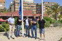 Ximo Catalán, Quico Fernández, Pablo Abelleira y Sergio Muniesa y el técnico de playas, Eric Bichet, durante el izado de la bandera