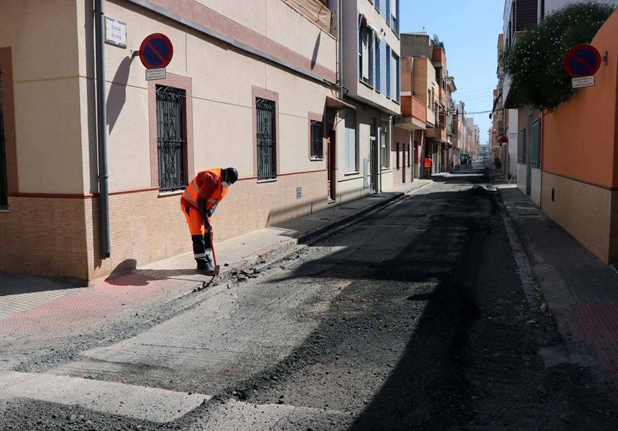 Los trabajos de repavimentación se han iniciado en la calle de la Paz de Puerto de Sagunto