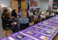 La falla Els Vents inaugura en su casal la exposición ‘Marea de frases violetas’